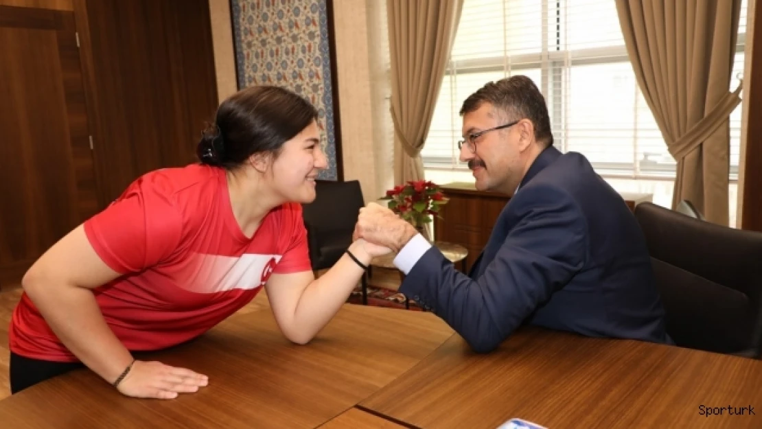 Vali, milli sporcuyla bilek güreşi yaptı