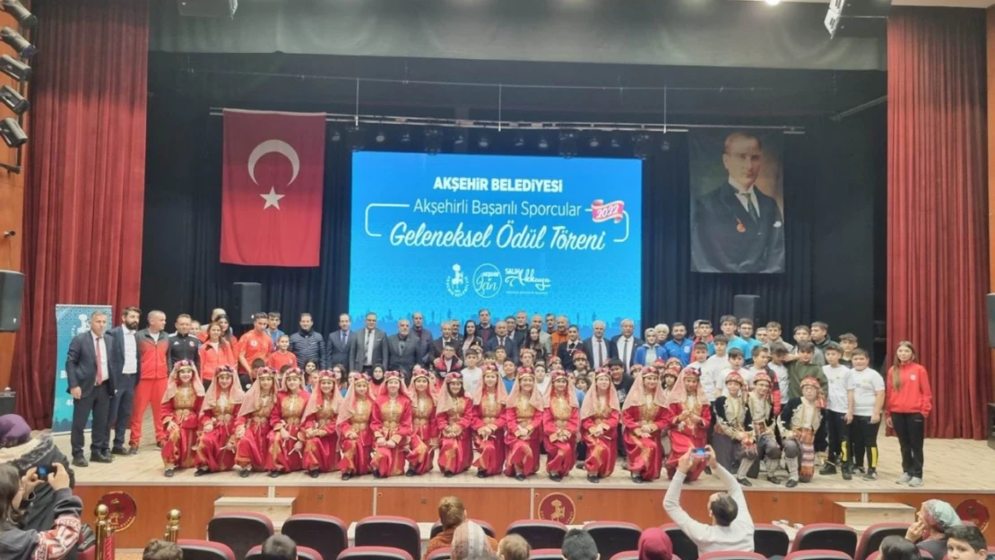 Akşehir Belediyesi başarılı sporcuları ödüllendirdi