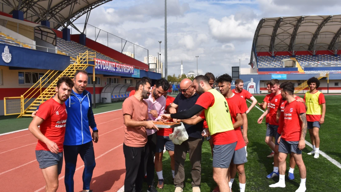 Ali Şahin'den takımına baklava ziyafeti