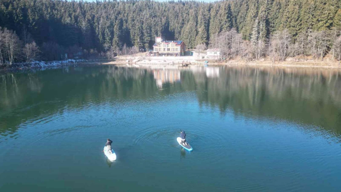 Artvin'in Şavşat ilçesindeki Karagöl'de kürek sörfü heyecanı