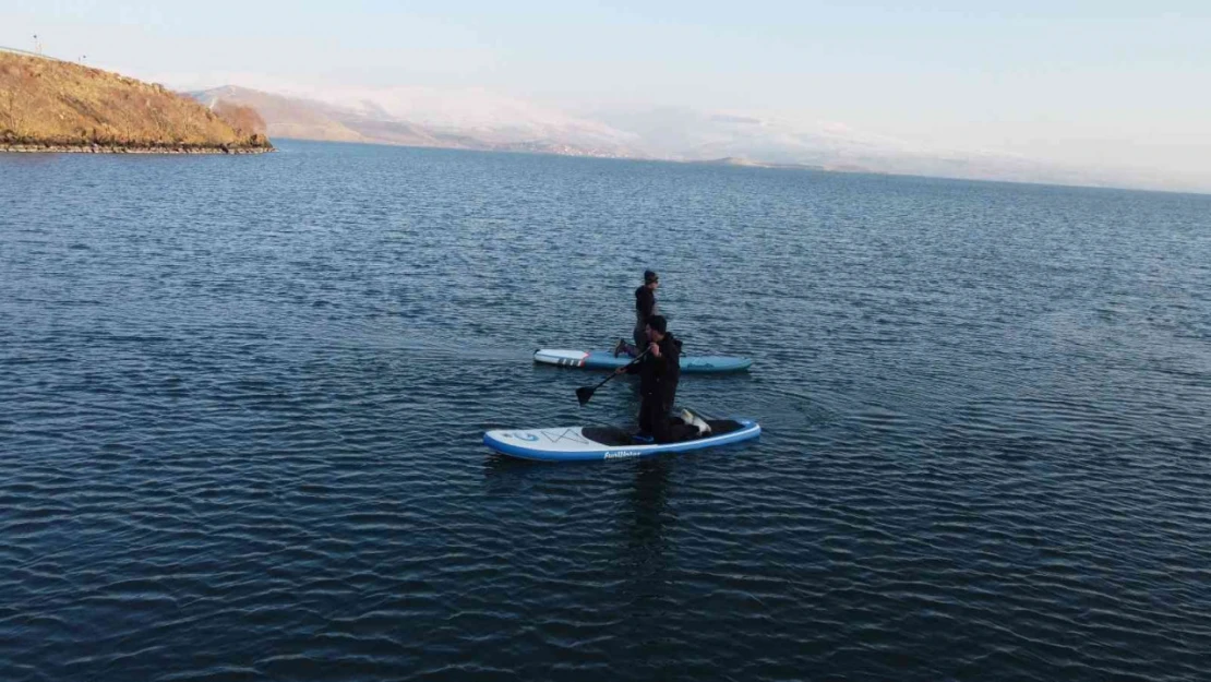 Çıldır Gölü'nde kürek sörfü drone ile görüntülendi