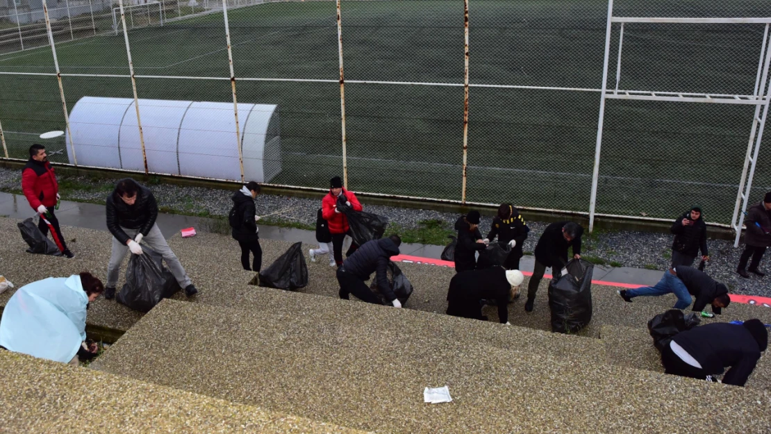 Futbolcular maç sonrası statta çöp topladı