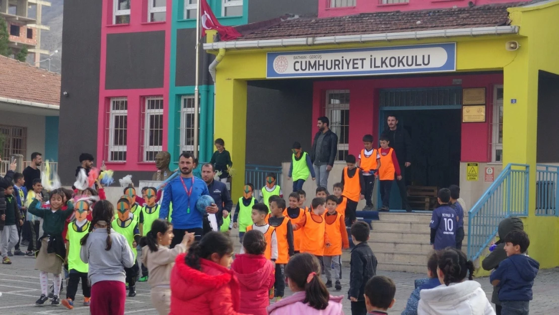 Gercüş'te ilkokul öğrencileri futbol turnuvası düzenledi