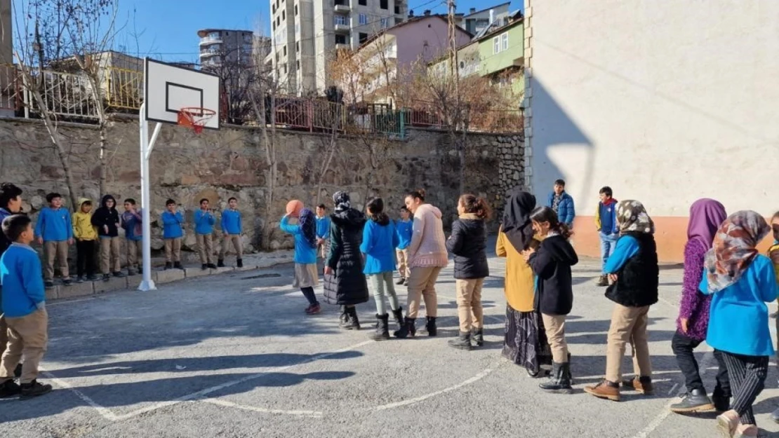 Hakkâri'deki okullara basketbol potası ve tenis masası desteği