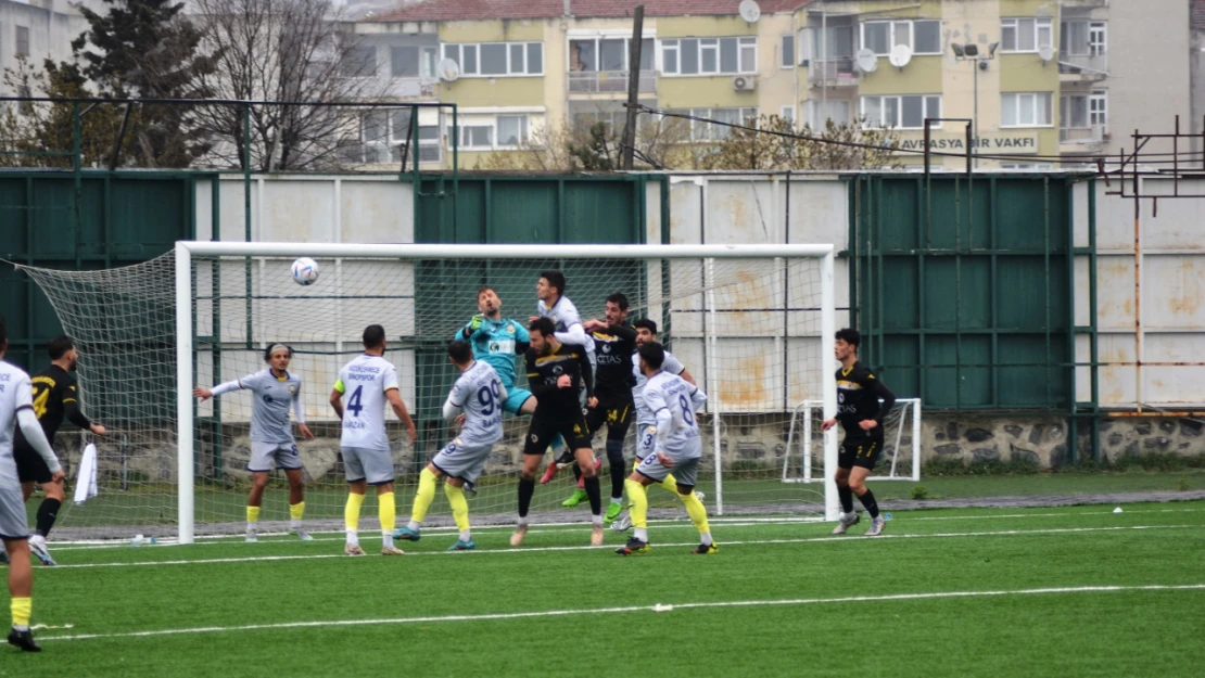 Küçükçekmece Sinopspor Liderliğini Sürdürdü: 3-1