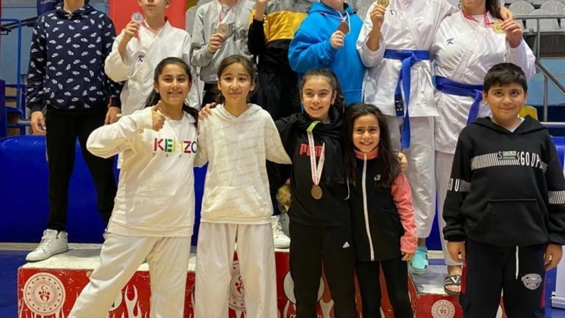 Manisa BBSK Karate takımı sporcularından büyük başarı