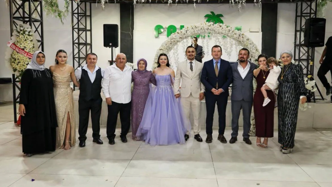 Semih Yasav'ın Kardeşi Semanur Yasav Nişanlandı
