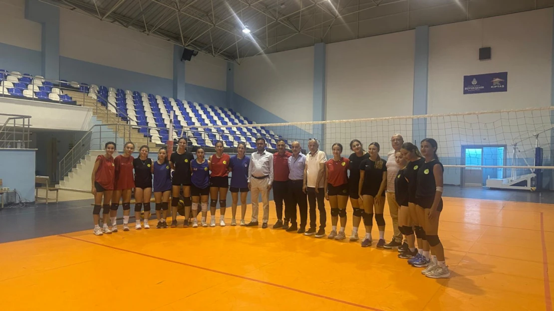Silivrispor Yönetiminden Kız Voleybol Takımı'na Moral Ziyareti
