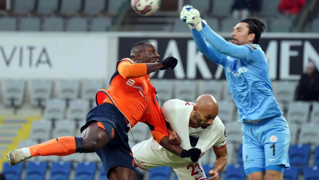 Spor Toto Süper Lig: Medipol Başakşehir: 0 -Antalyaspor: 0 (İlk yarı)