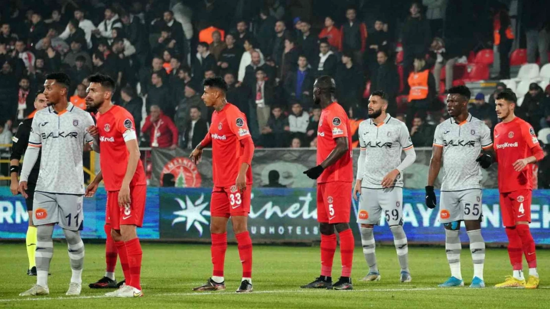 Spor Toto Süper Lig: Ümraniyespor: 1 - Medipol Başakşehir: 1 (İlk yarı)