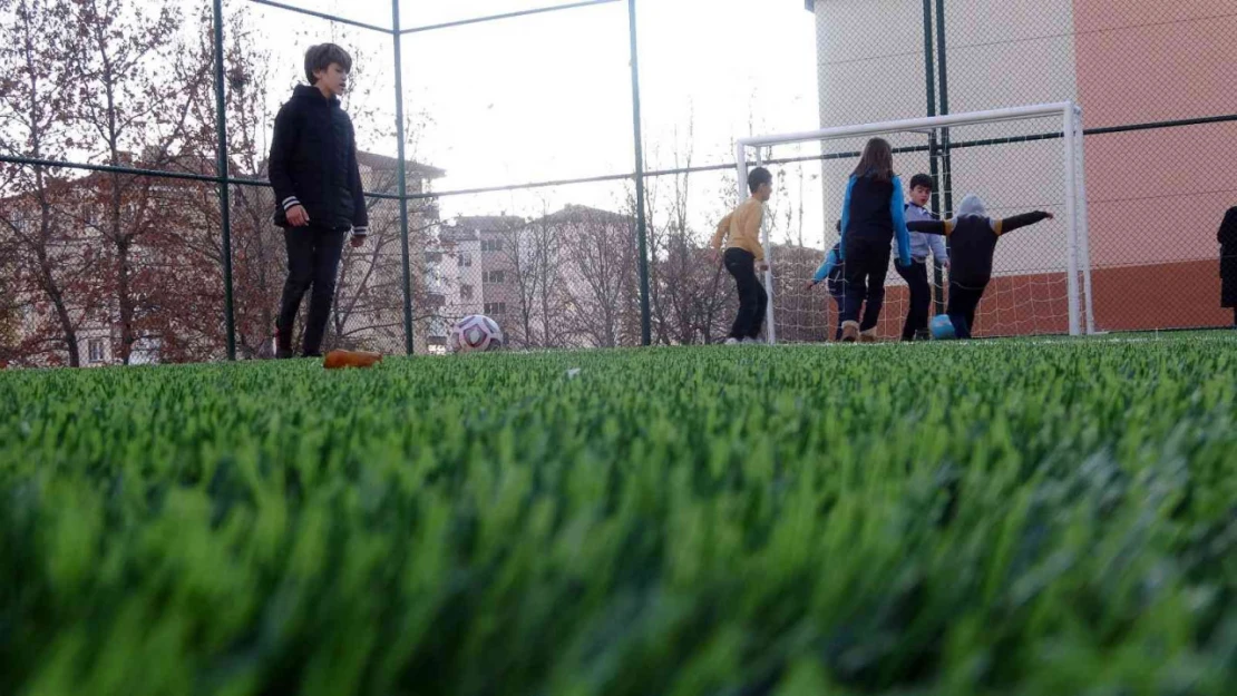 Yozgat'ta öğrencilerin sporla iç içe olması için semt sahaları yapılıyor