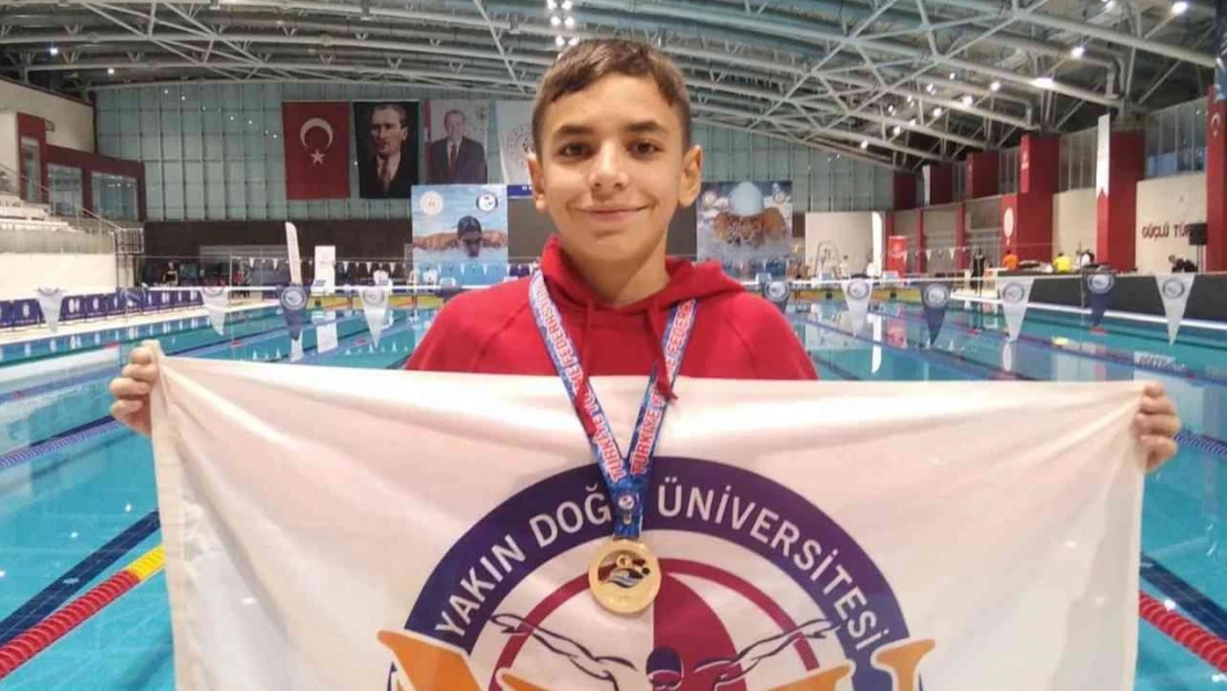 Yüzme yarışmasında Kıbrıs'a başarı taşıdılar