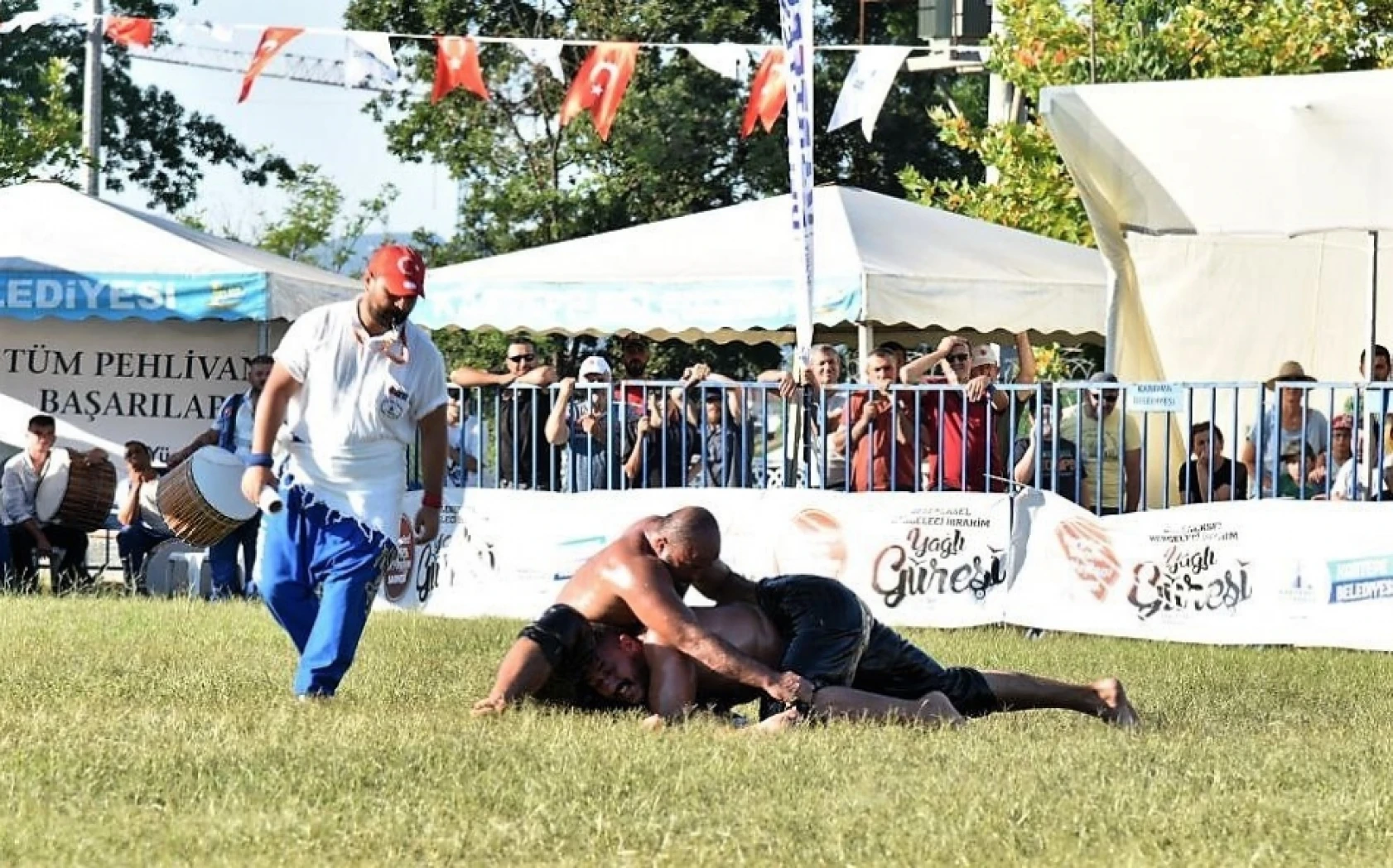 Er meydanında ustasını yenince, elini öptü