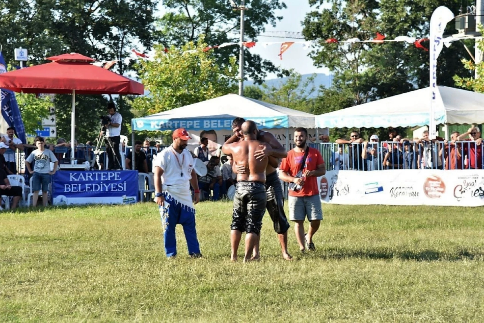 Er meydanında ustasını yenince, elini öptü