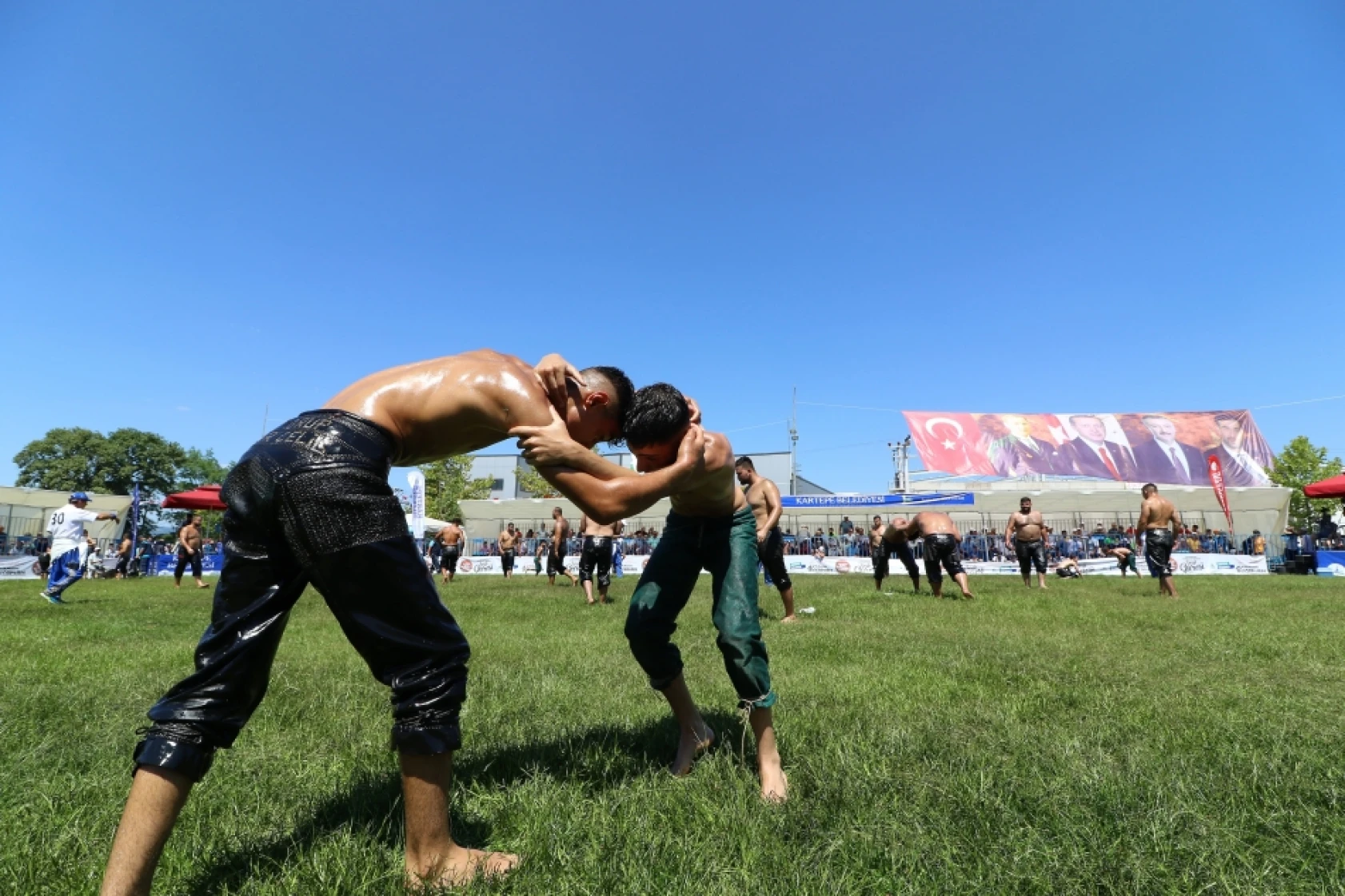 Er meydanında ustasını yenince, elini öptü