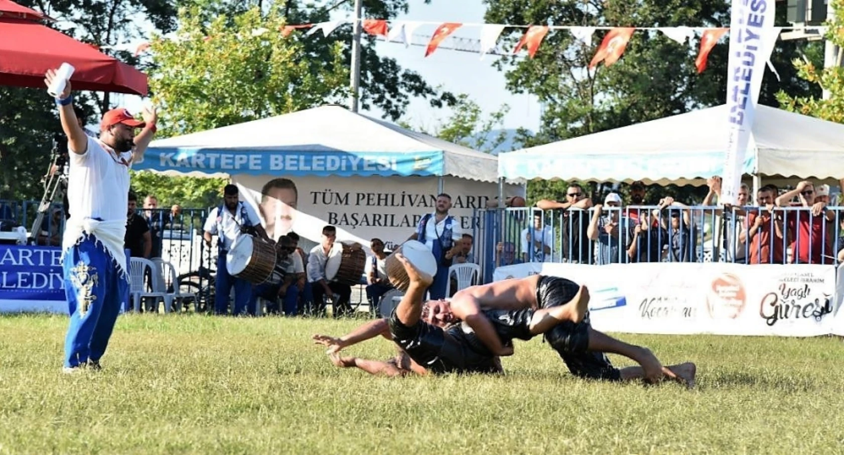 Er meydanında ustasını yenince, elini öptü