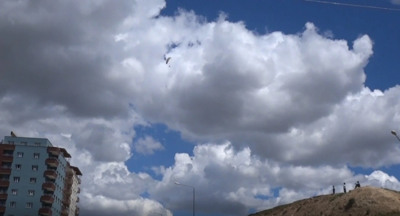 Yamaç paraşütü meraklıları Gercüş semalarında