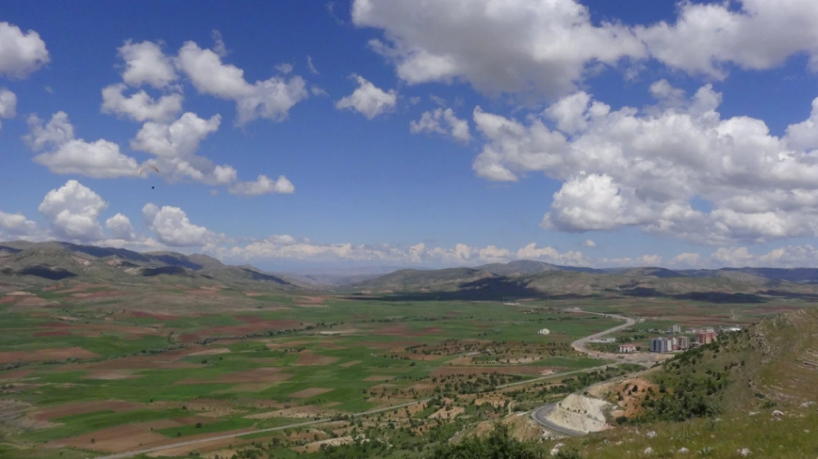 Yamaç paraşütü meraklıları Gercüş semalarında