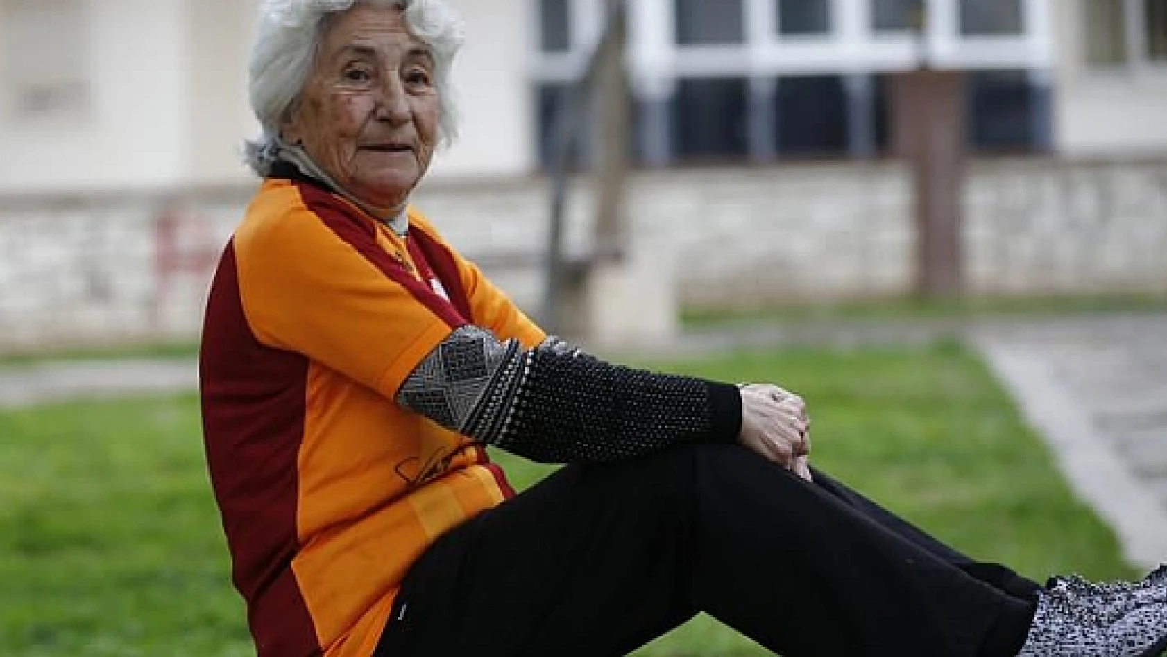 80 yaşındaki Gönül teyze futbol aşkıyla şaşırtıyor