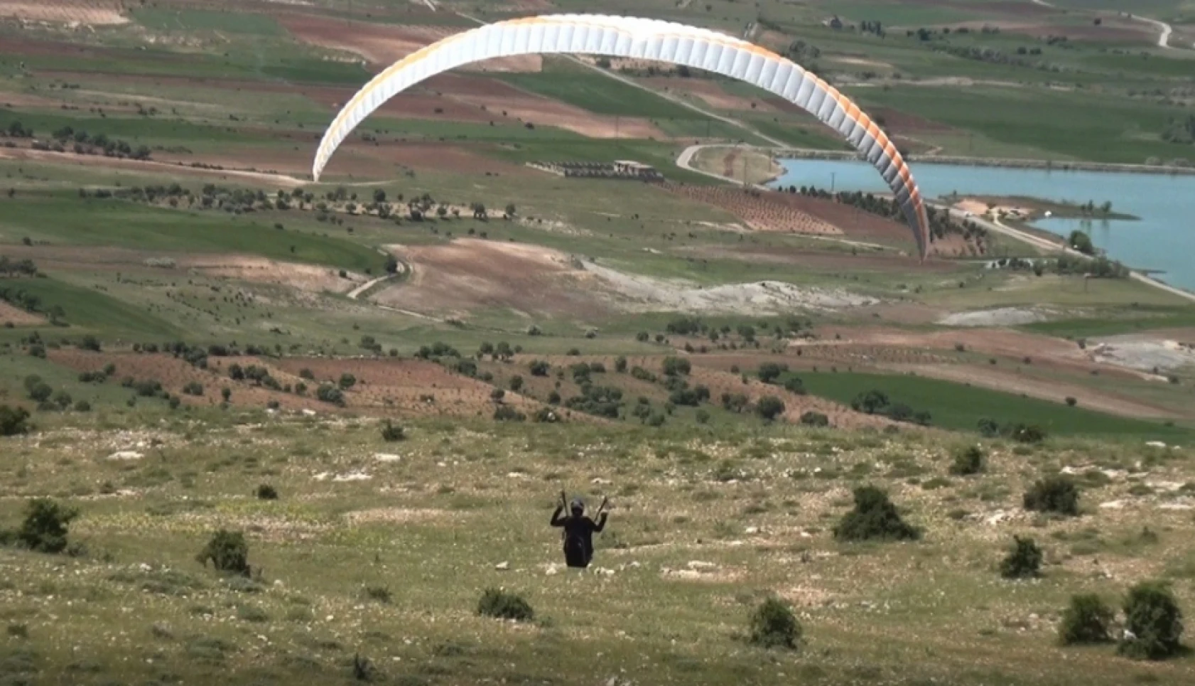 Yamaç paraşütü meraklıları Gercüş semalarında