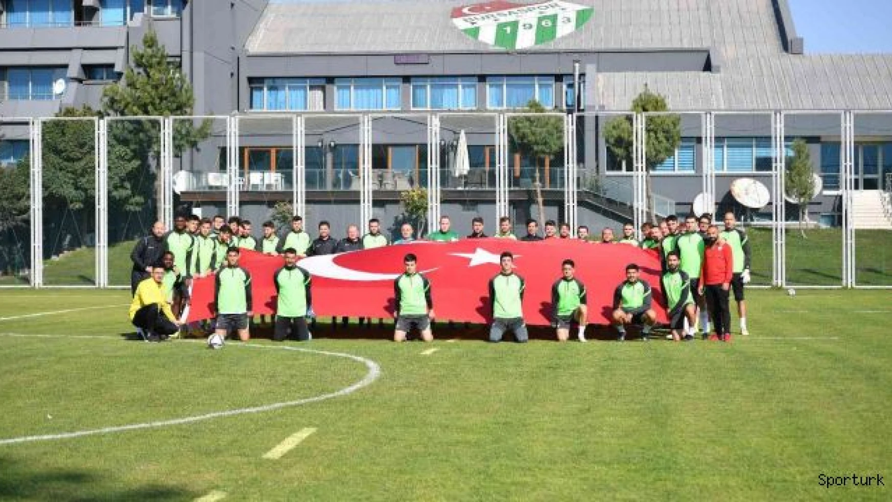 Bursaspor 3 eksik futbolcuyla çalışmalarına devam etti - 29 Ekim Cumhuriyet Bayramı kutlandı