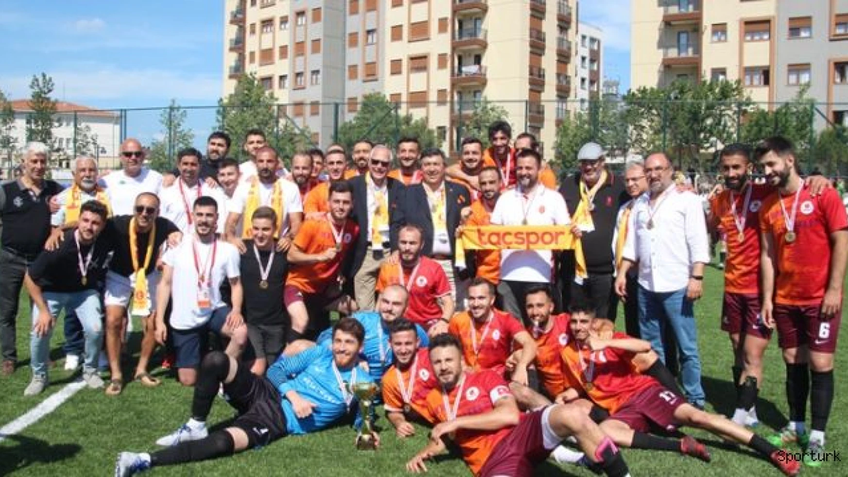 Galatasaray Taçspor şampiyonluk kupasını aldı