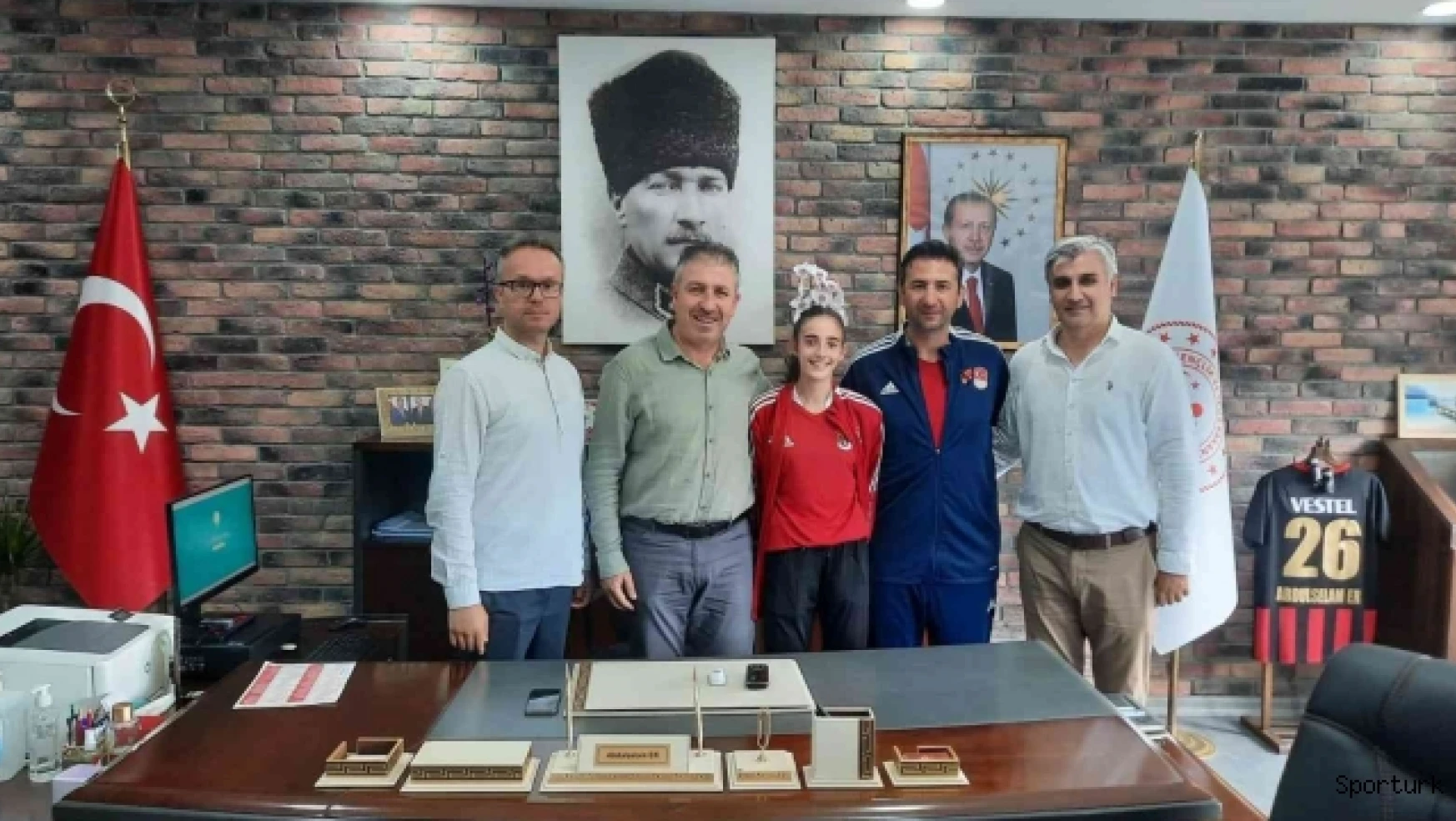 İl Müdürü Er, Avrupa Şampiyonası'nda Türkiye rekorunu kıran milli sporcuyu ağırladı