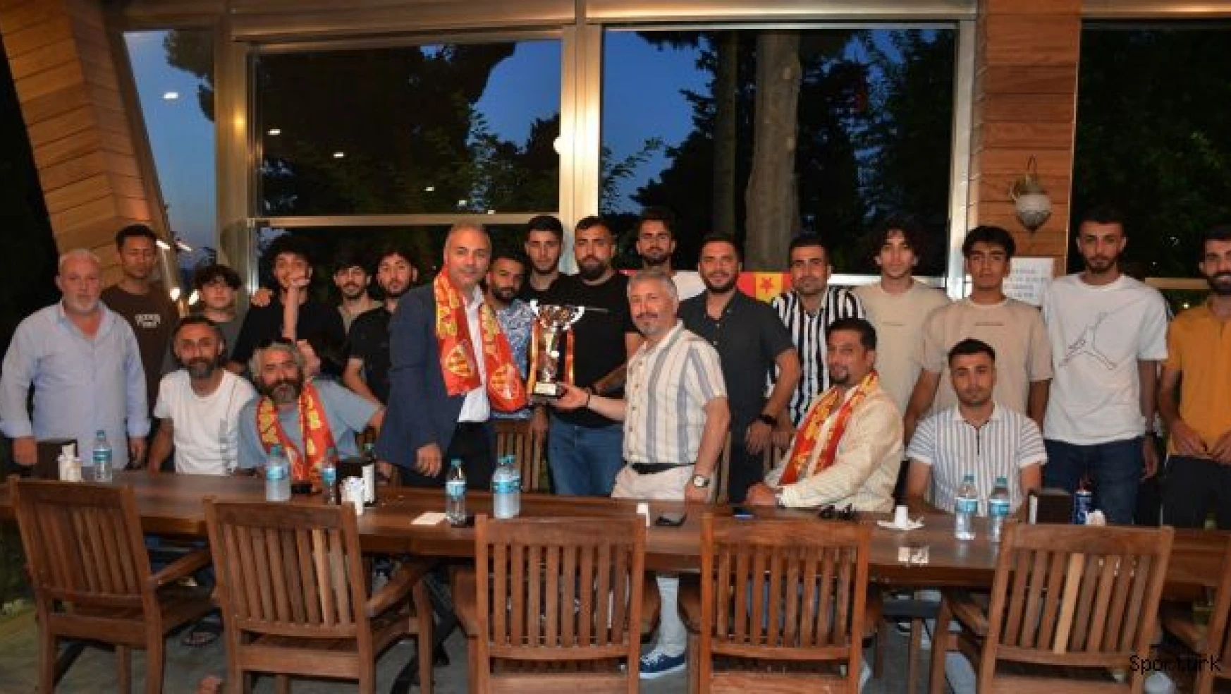 Öz Yarımburgazspor şampiyonluğu kutladı