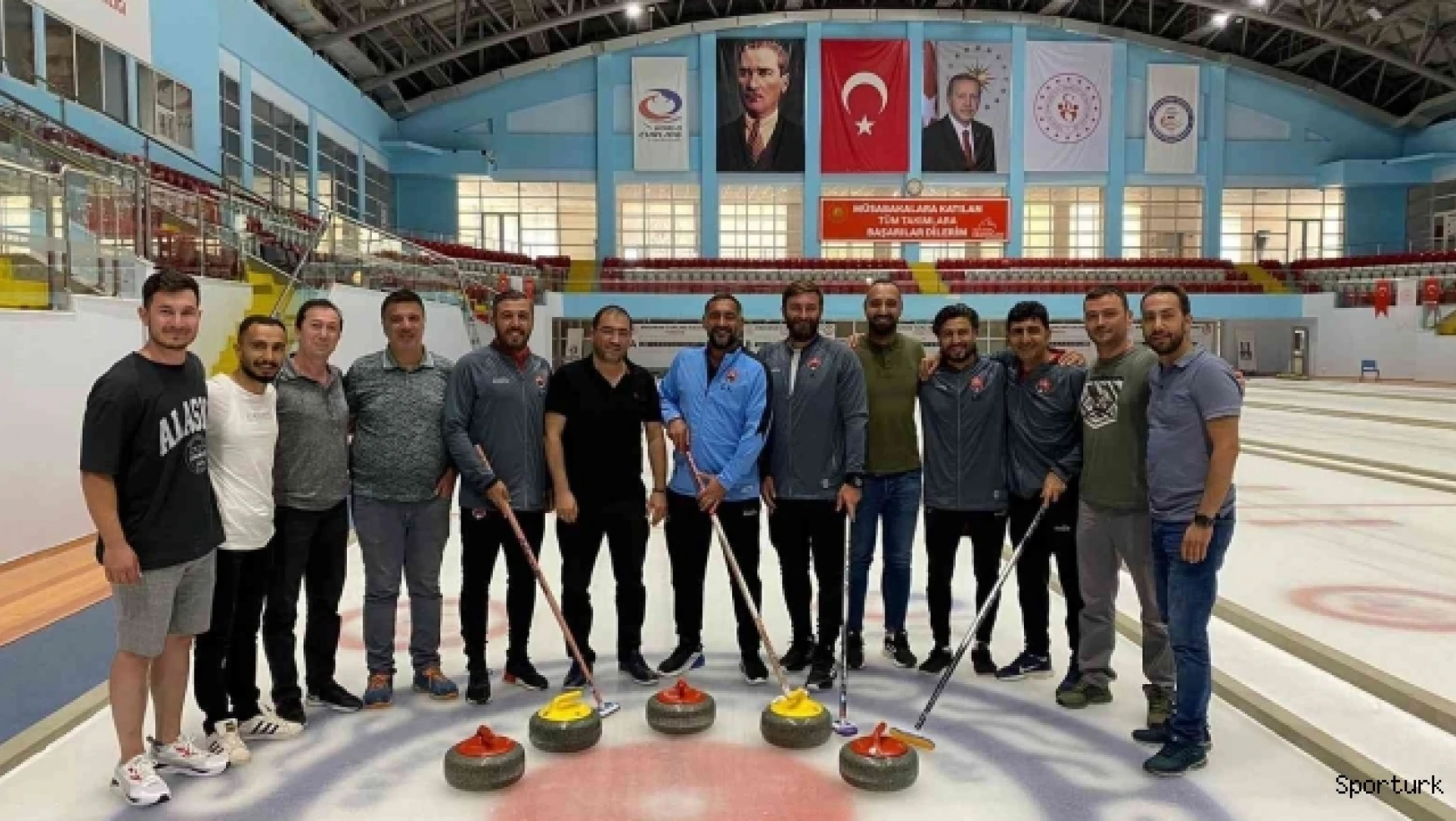 24Erzincanspor Teknik Direktörü Karan, yardımcılarıyla birlikte curling oynadı