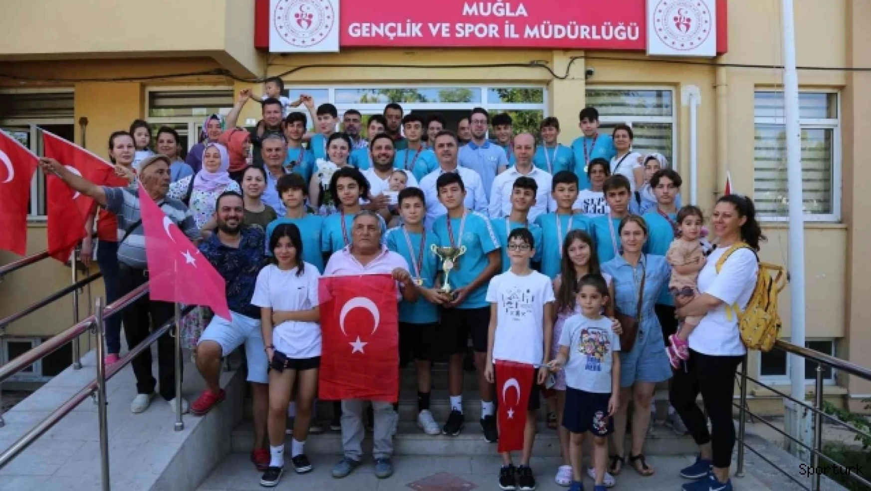 Muğla'nın şampiyon takımı Türk bayraklarıyla karşılandı