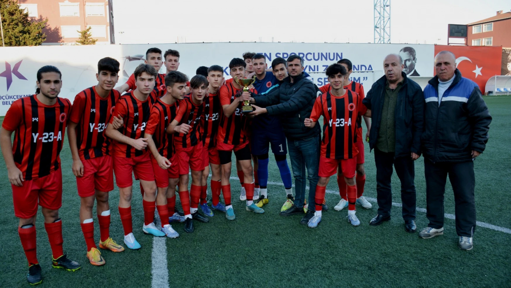 İstanbul U 18 Ligin şampiyonu Kosova Güçspor kupasını aldı