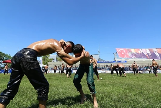 Er meydanında ustasını yenince, elini öptü