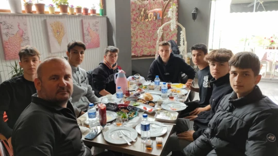 Beycilerspor'un kahvaltısı Cemil Akbacak'tan