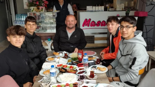 Beycilerspor'un kahvaltısı Cemil Akbacak'tan