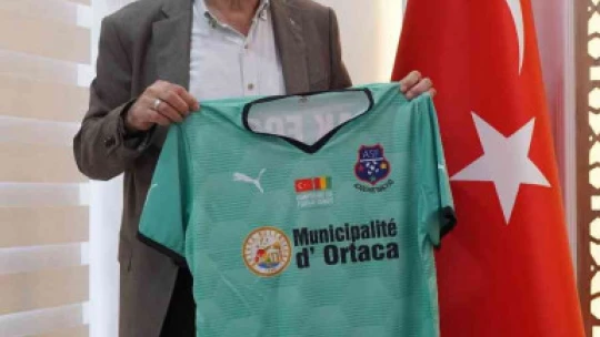 Ortaca Belediye Başkanı Uzundemir'den Afrikalı futbolculara forma hediyesi