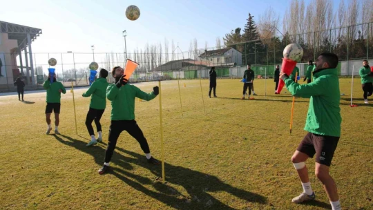 Sivas Belediyespor'un yeni teknik direktörü Hayrettin Yerlikaya ilk idmanına çıktı
