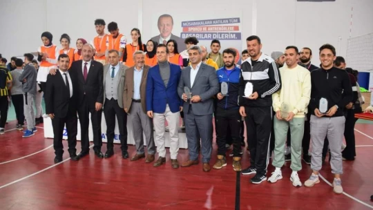 Tomarza Kaymakamlık Voleybol Turnuvası Sona Erdi