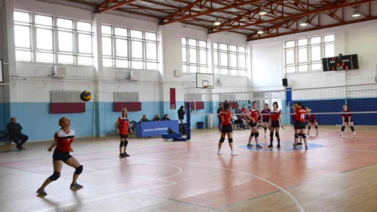 Voleybol turnuvasında yarı finalistler belli oldu