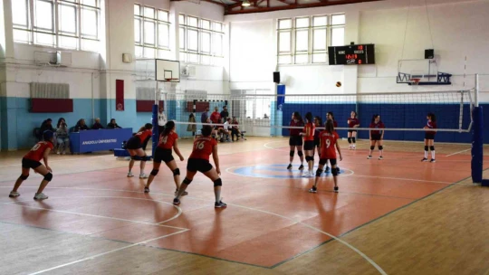 Voleybol turnuvasında yarı finalistler belli oldu