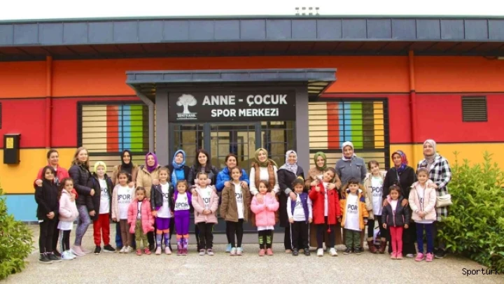 Hem spor yapıyor hem de çocuklarına örnek oluyorlar