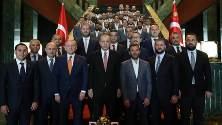 Cumhurbaşkanı Erdoğan, şampiyon Başakşehir'i kabul etti