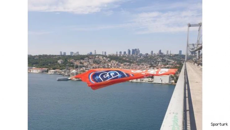 Şampiyon Başakşehir bayrakları köprülerde