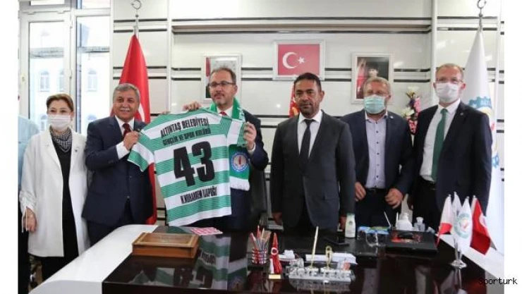 Bakan Kasapoğlu'na 43 numaralı forması hediye edildi