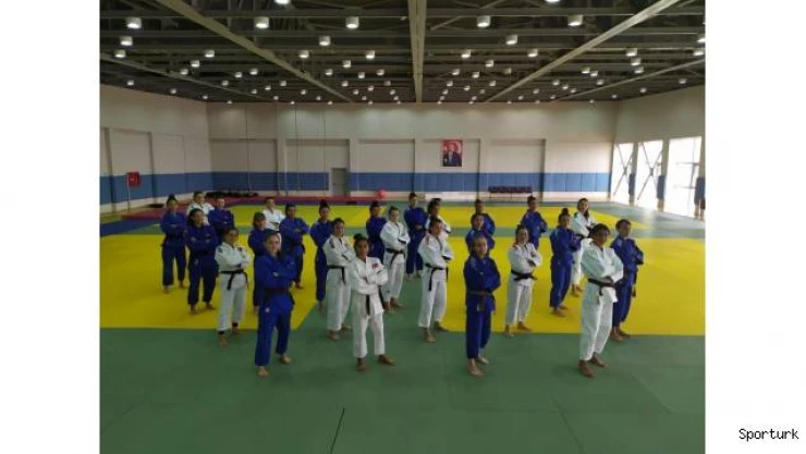 Büyükşehrin milli sporcuları Trabzon'da kampa girdi