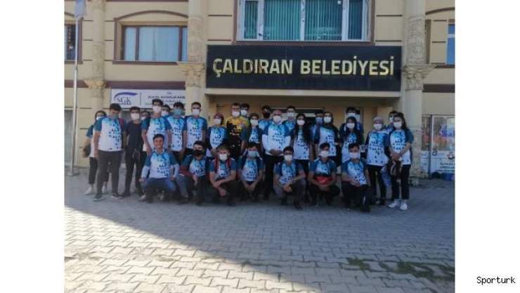 Çaldıran Belediyesinden üniversitelerin özel yetenek sınavına hazırlanan öğrencilere forma