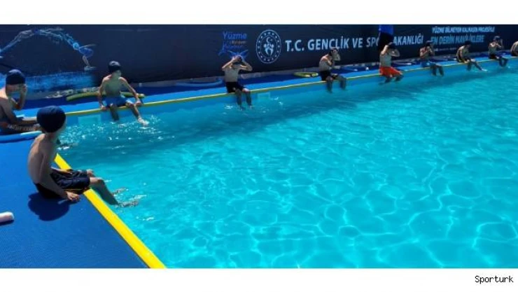 Gercüş'te ilk defa yüzme havuzu gören çocuklar doyasıya eğlendi