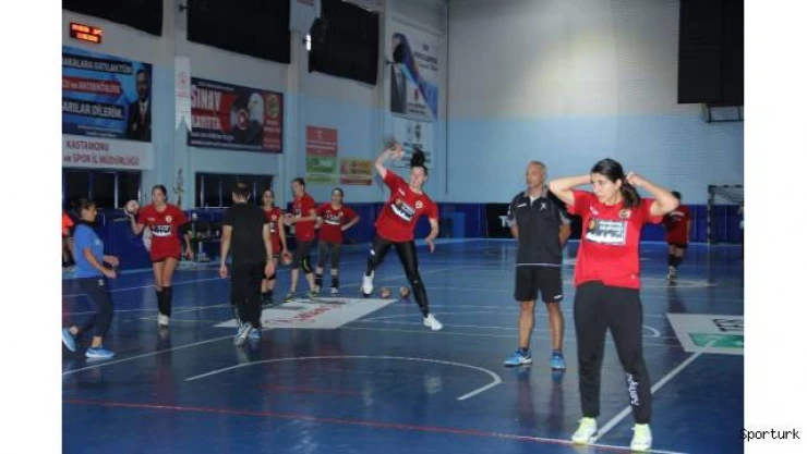 Helle Thomsen takımla ilk idmanına çıktı