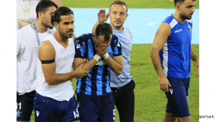Kaçan penaltı sonrasında Adana Demirspor futbolcuları yıkıldı