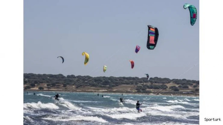 Kite sörf meraklıları Gökçeada'da buluşuyor