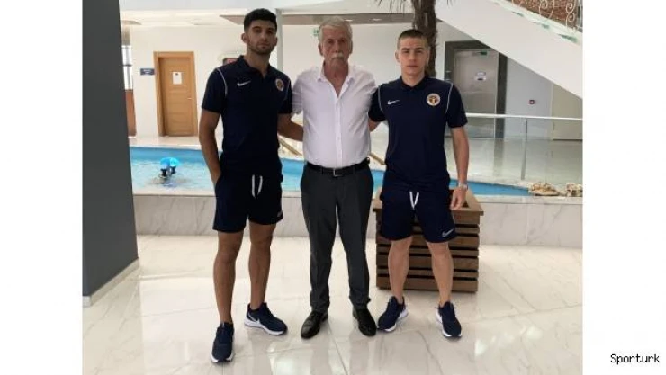Menemenspor'da 2 futbolcu daha profesyonel oldu